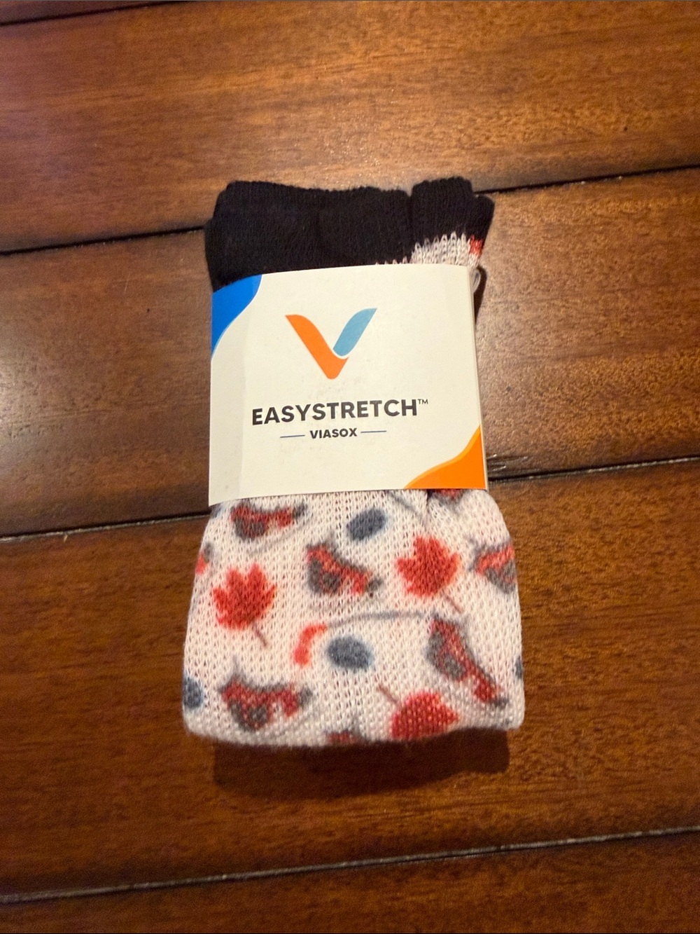 EASYSTRETCH Viasox Men’s White Socks with Hockey and Maple Leaf Motif